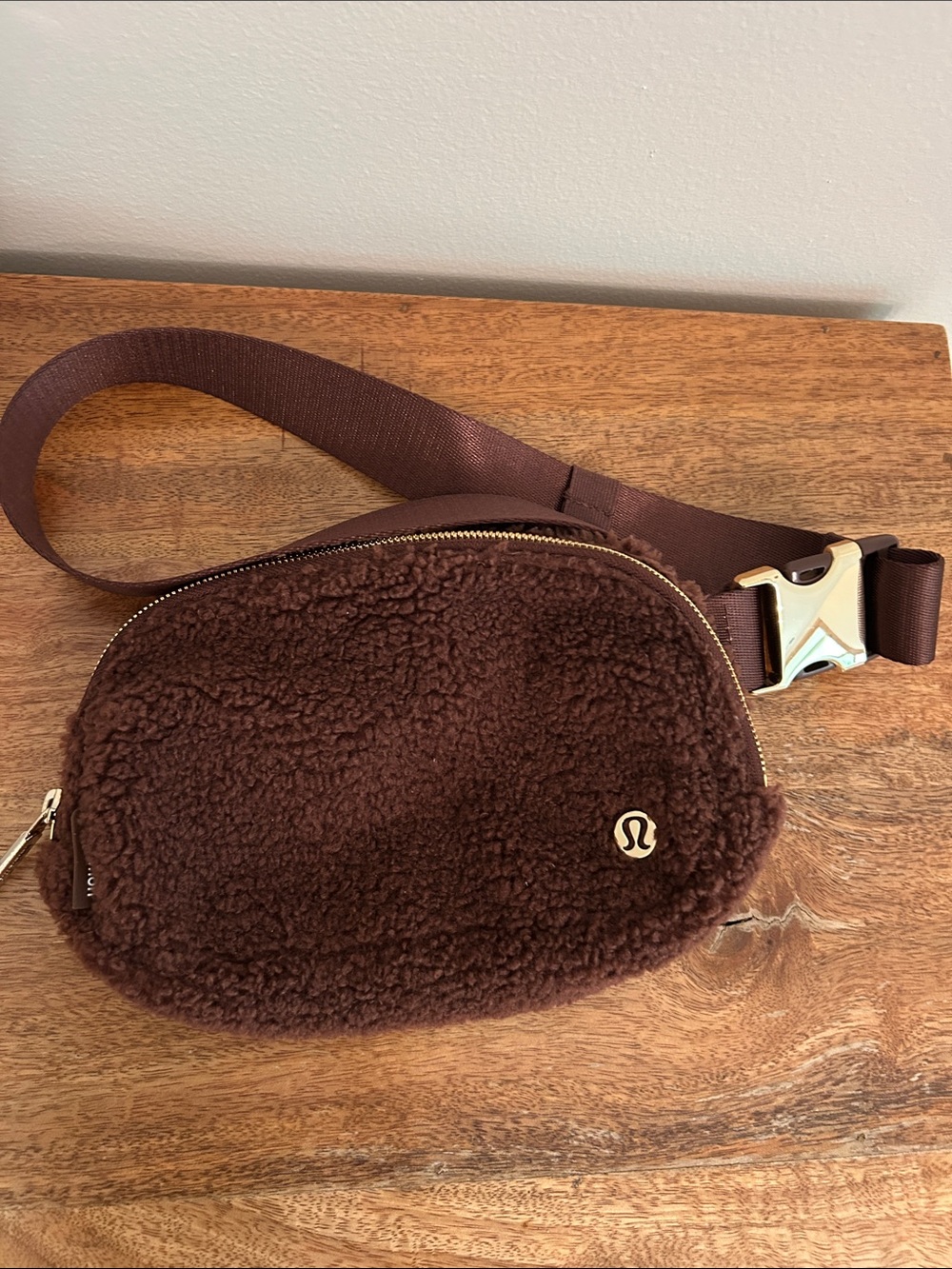 Lululemon Everywhere Belt Bag 1L
Fleece. Brown Earth/Gold Hardware